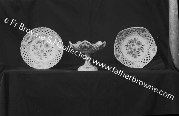 FINE PORCELAIN TAZZA AND PLATES